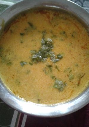 A picture of Besan kadhi.