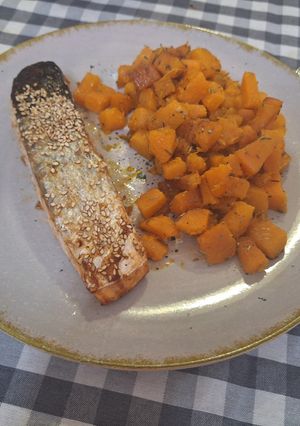 Una foto de Salmón con guarnición de calabaza