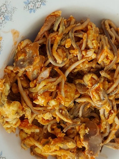 Una foto de Revuelto de gulas y champiñones