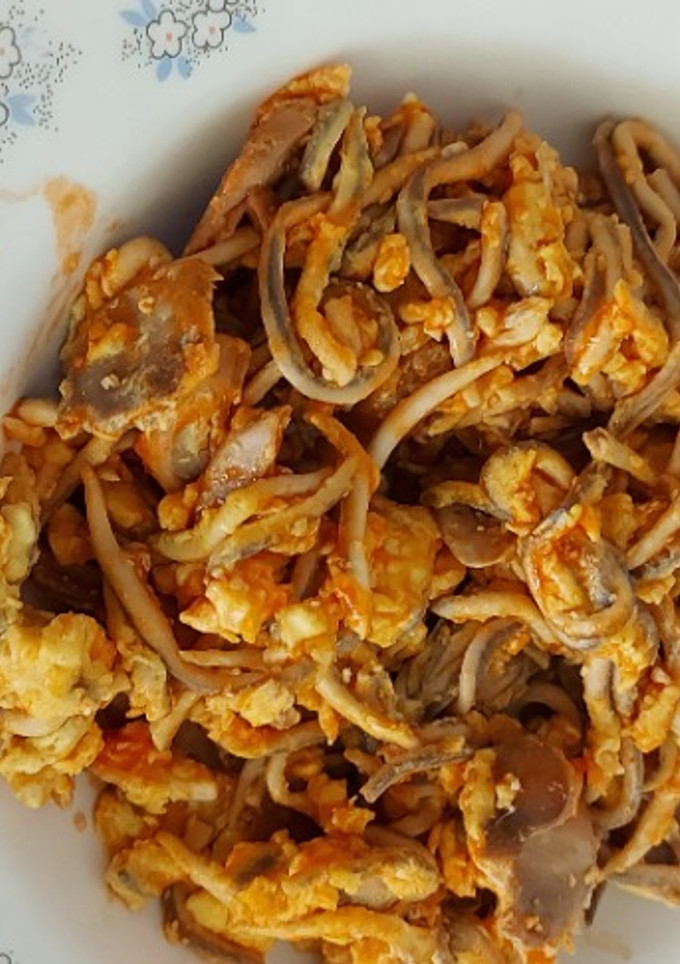 Una foto de Revuelto de gulas y champiñones