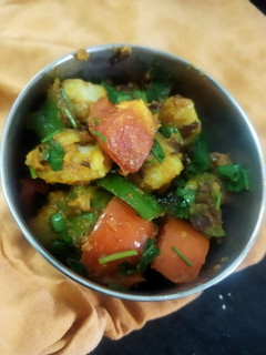 આલુ કેપ્સીકમ નું શાક (Aloo Capsicum Shak Recipe In Gujarati) રેસીપી મુખ્ય ફોટો