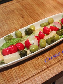 Una foto de Ensalada de espárragos, huevo y rábanos
