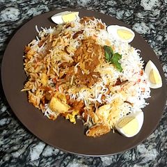 A picture of Chicken tikka biryani.