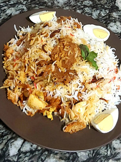 A picture of Chicken tikka biryani.