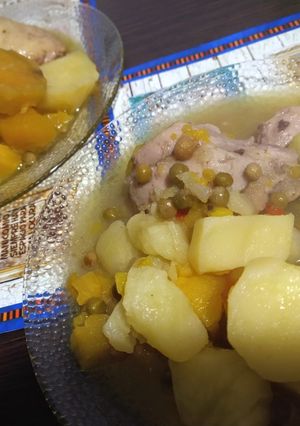Una foto de Pollo con papas y batatas a la cacerola 🍗🥔🍲