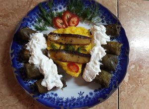 O poză a rețetei Sarmale cu carne de pui în foi de viță.