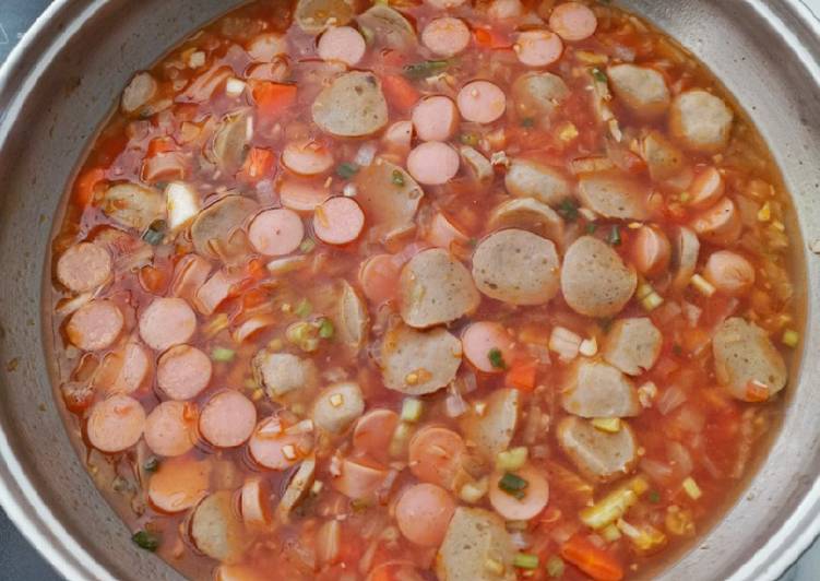 Langkah Mudah untuk Menyiapkan Sup Merah Sosis Bakso yang Lezat Sekali