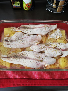 Una foto de Merluza al horno con papas