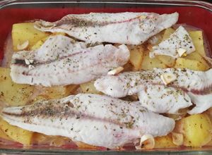 Una foto de Merluza al horno con papas