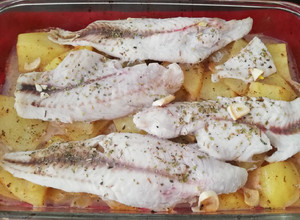 Una foto de Merluza al horno con papas