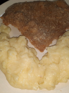 Una foto de Milanesa al horno con puré y queso mantecoso