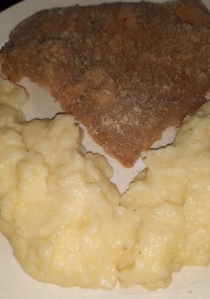 Una foto de Milanesa al horno con puré y queso mantecoso