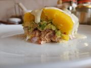 Una foto de papa palta y huevo