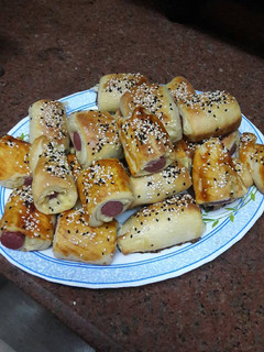 صورة لوصفة معجنات بالسوسيس والكاتشب