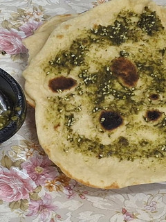 Una foto de Lafa pan turco árabe con zatar manjar