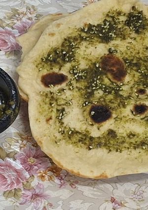 Una foto de Lafa pan turco árabe con zatar manjar