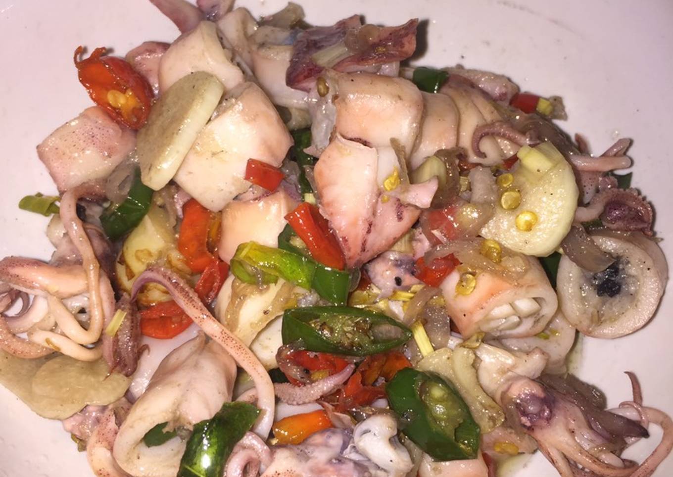 Soolatud kalmaar sambal matah'ga