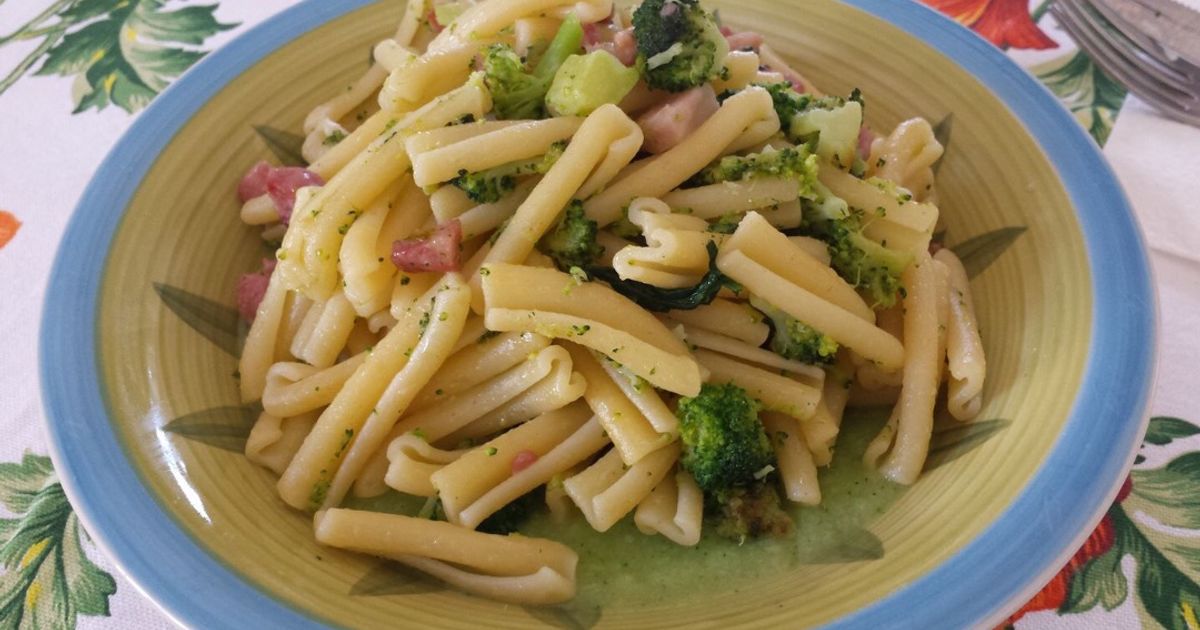 Ricetta Pasta Con Broccoli E Pancetta Su Crema Di Broccolo E Patata di ...