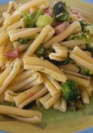 Foto di Pasta con broccoli e pancetta su crema di broccolo e patata