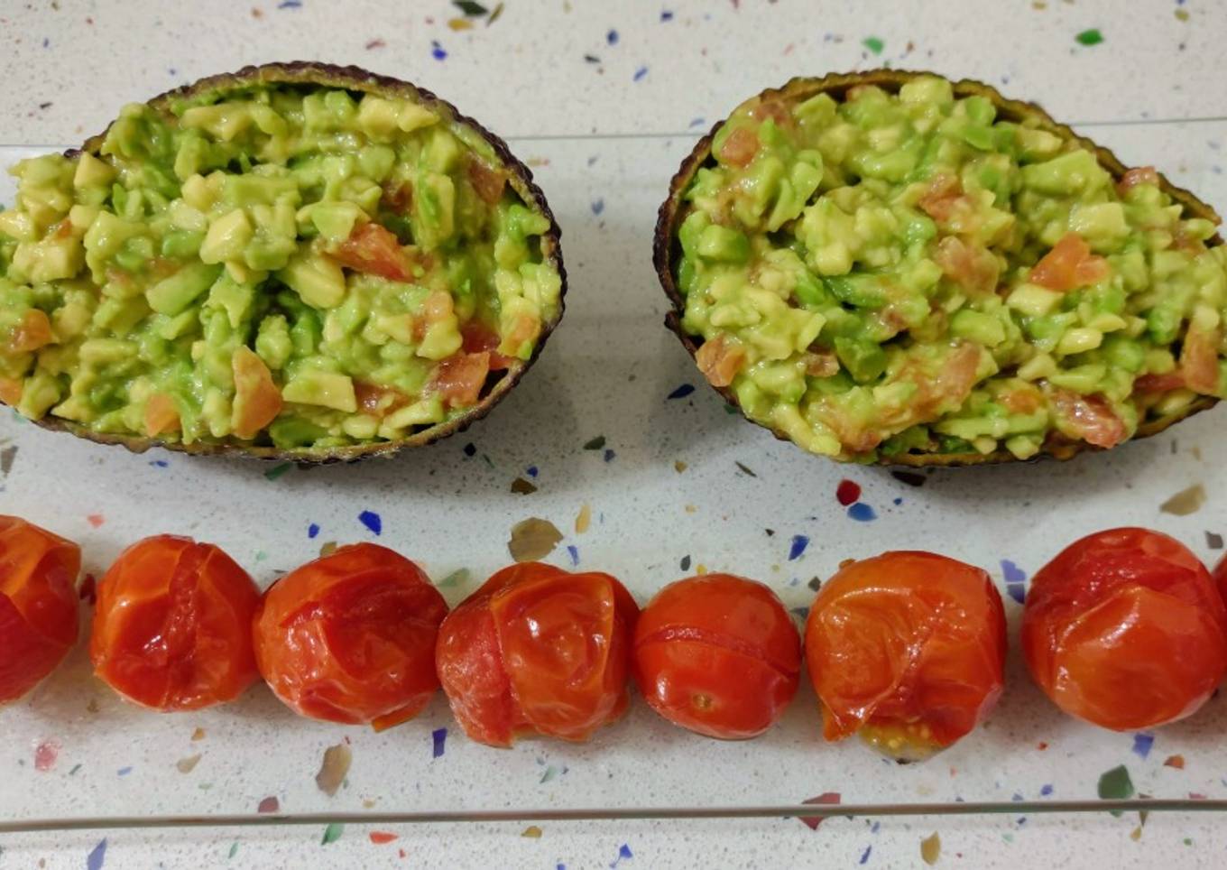 Aguacates rellenos de Guacamole y cherrys asados