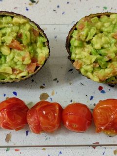 Una foto de Aguacates rellenos de Guacamole y cherrys asados