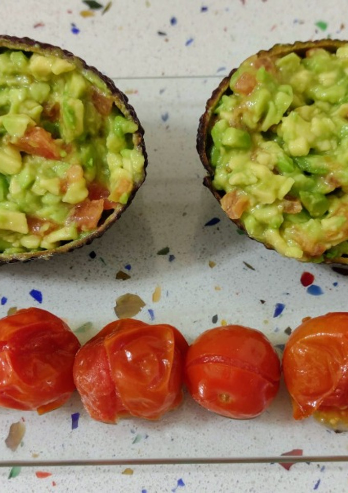 Una foto de Aguacates rellenos de Guacamole y cherrys asados