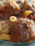 Albóndigas de merluza en salsa con penne rigate
