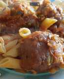 Albóndigas de merluza en salsa con penne rigate
