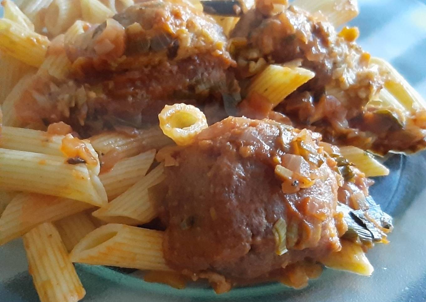 Albóndigas de merluza en salsa con penne rigate