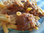 Una foto de penne con pescado