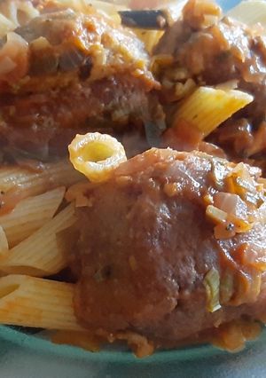 Una foto de Albóndigas de merluza en salsa con penne rigate