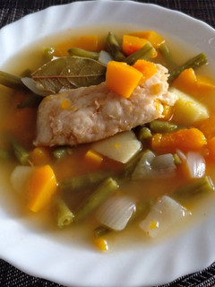 Una foto de Guiso de merluza con verduras