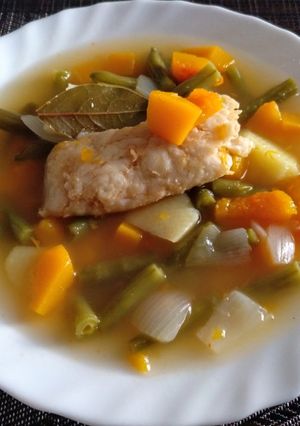 Una foto de Guiso de merluza con verduras