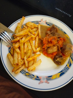 Una foto de Carne en salsa acompañada de patatas fritas
