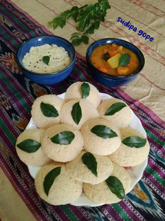 A picture of Idli Sambar.
