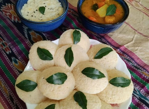 A picture of Idli Sambar.