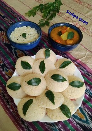 A picture of Idli Sambar.