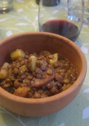 Una foto de Lentejas en olla de barro