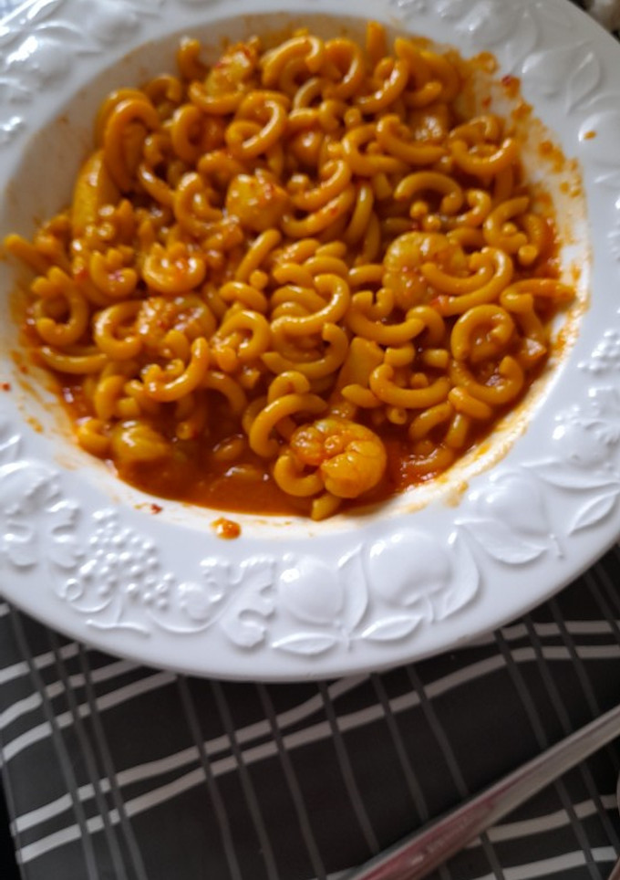 Una foto de Fideuá con chocos y gambas