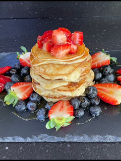 Una foto de Tortitas Americanas con frutos rojos y miel ❤️❤️❤️