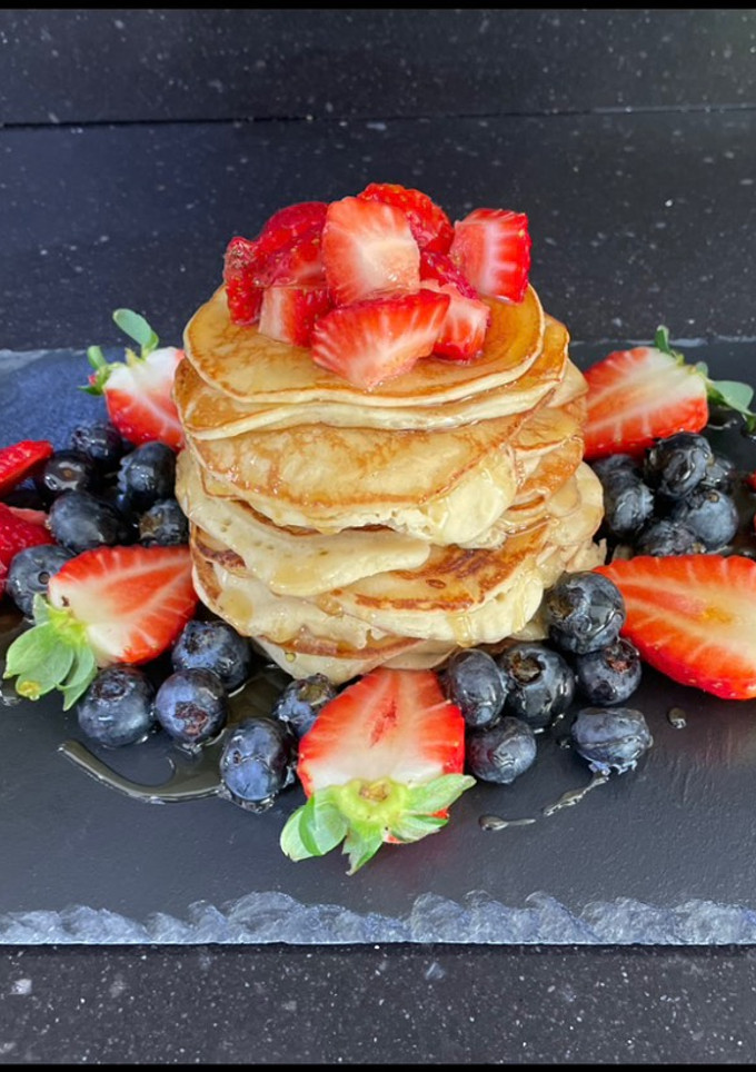 Una foto de Tortitas Americanas con frutos rojos y miel ❤️❤️❤️