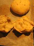 Bular con chicharrones (panes chicos y redonditos)