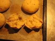 Una foto de pan con chicharrones en sartén