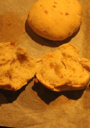 Una foto de Bular con chicharrones (panes chicos y redonditos)