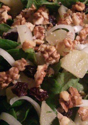 Una foto de Ensalada de espinacas con piña y nueces