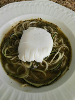 Una foto de Espaguetis de calabacín al pesto con huevo poché