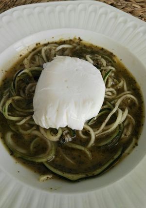 Foto principal de Espaguetis de calabacín al pesto con huevo poché