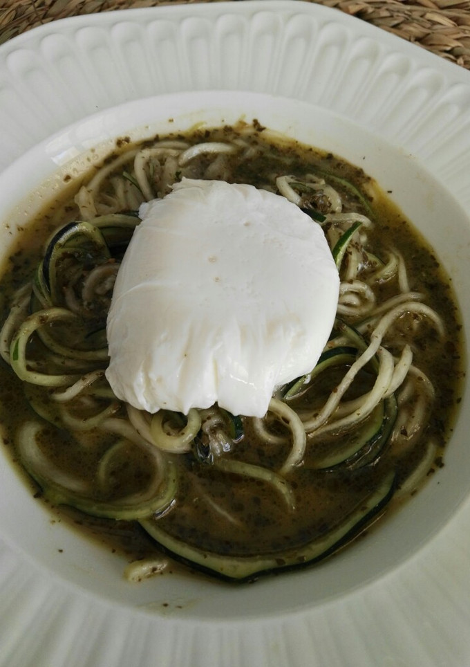 Una foto de Espaguetis de calabacín al pesto con huevo poché