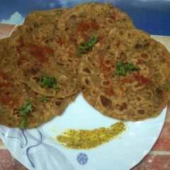 A picture of Spicy onion and tomato paratha.