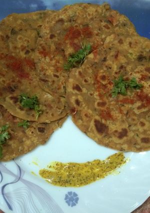 A picture of Spicy onion and tomato paratha.